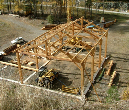 montage d'un hangard en mélèze